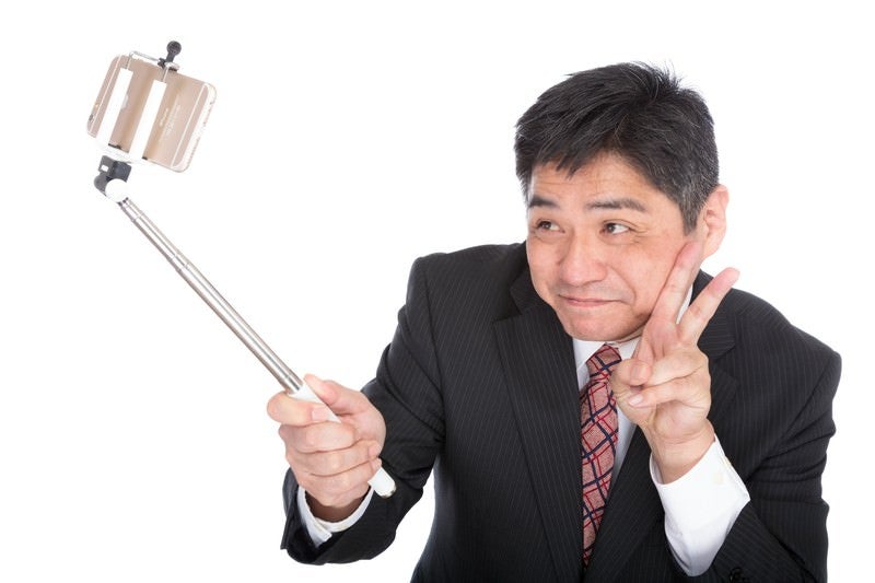 娘に教えてもらった自撮りで撮影する中年の上司の写真