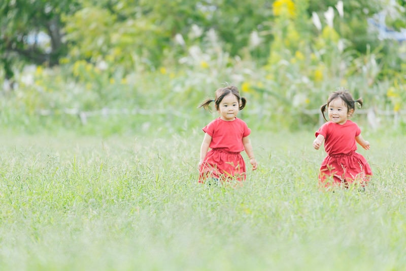 走り出す双子の写真