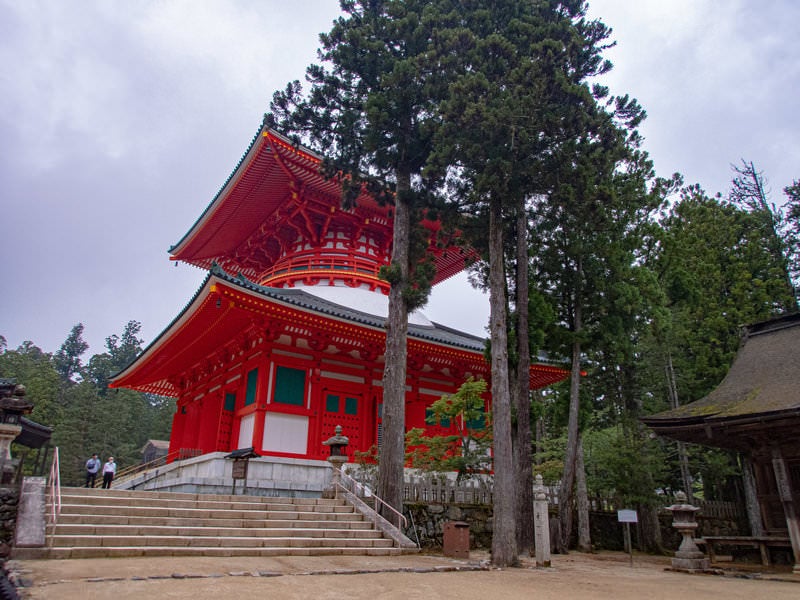 高野山の赤い塔の写真