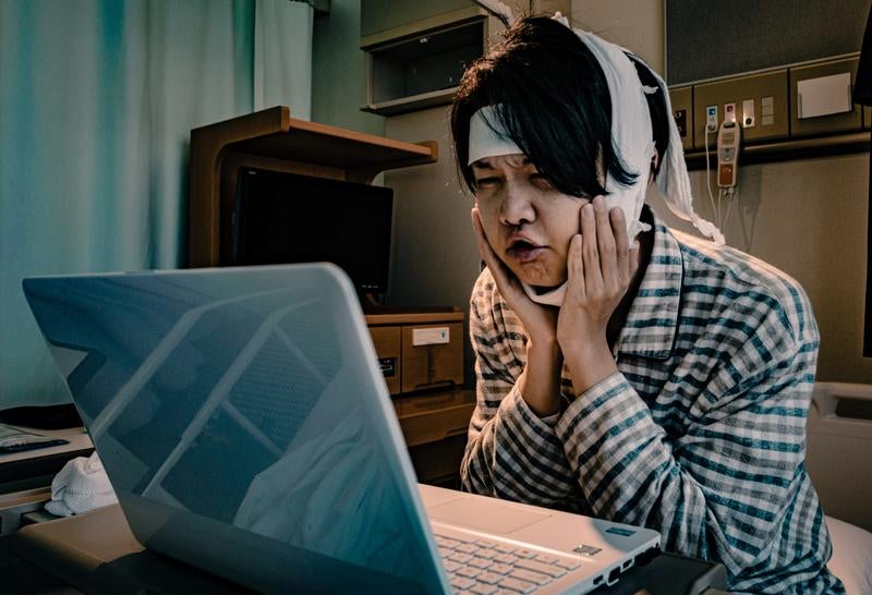 親知らずを抜いて入院中でも仕事をする社畜の鏡の写真