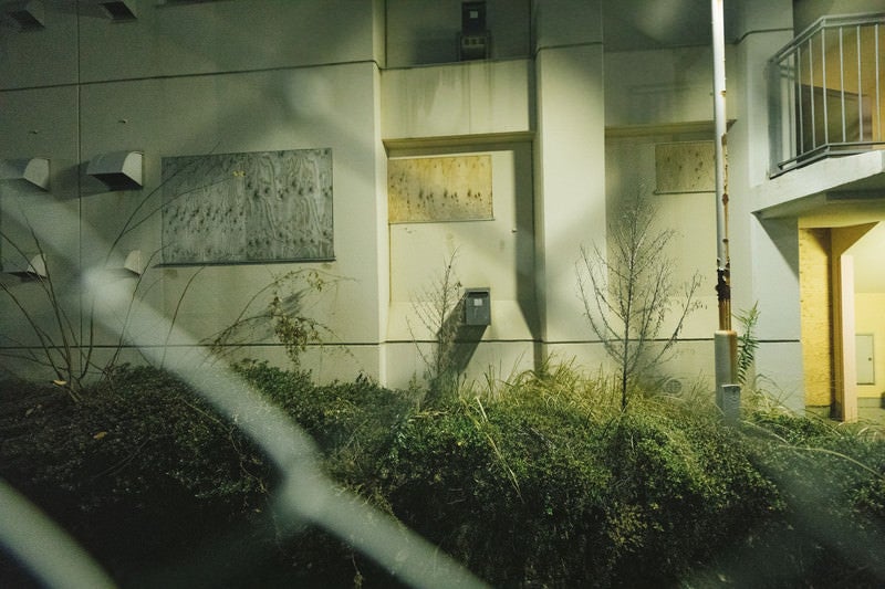 誰も住んでいいない深夜の団地の写真