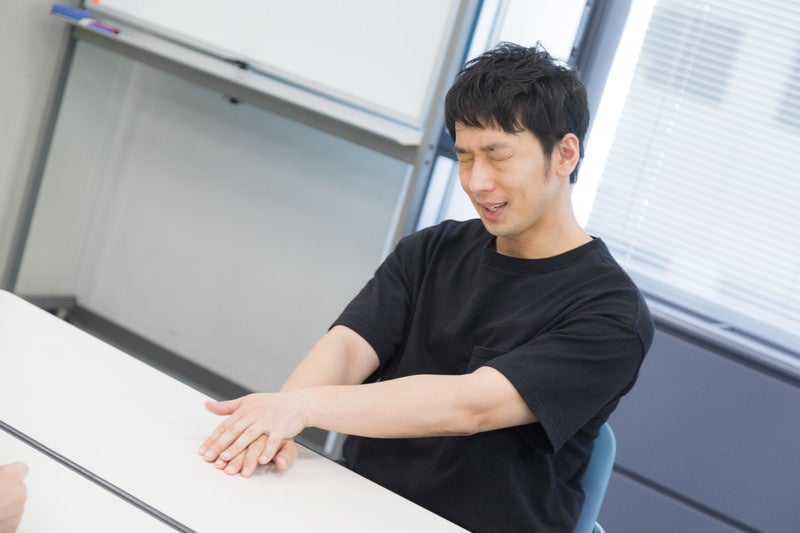 大事な試合前の円陣をひとりで再現する元JリーガーCEOの写真