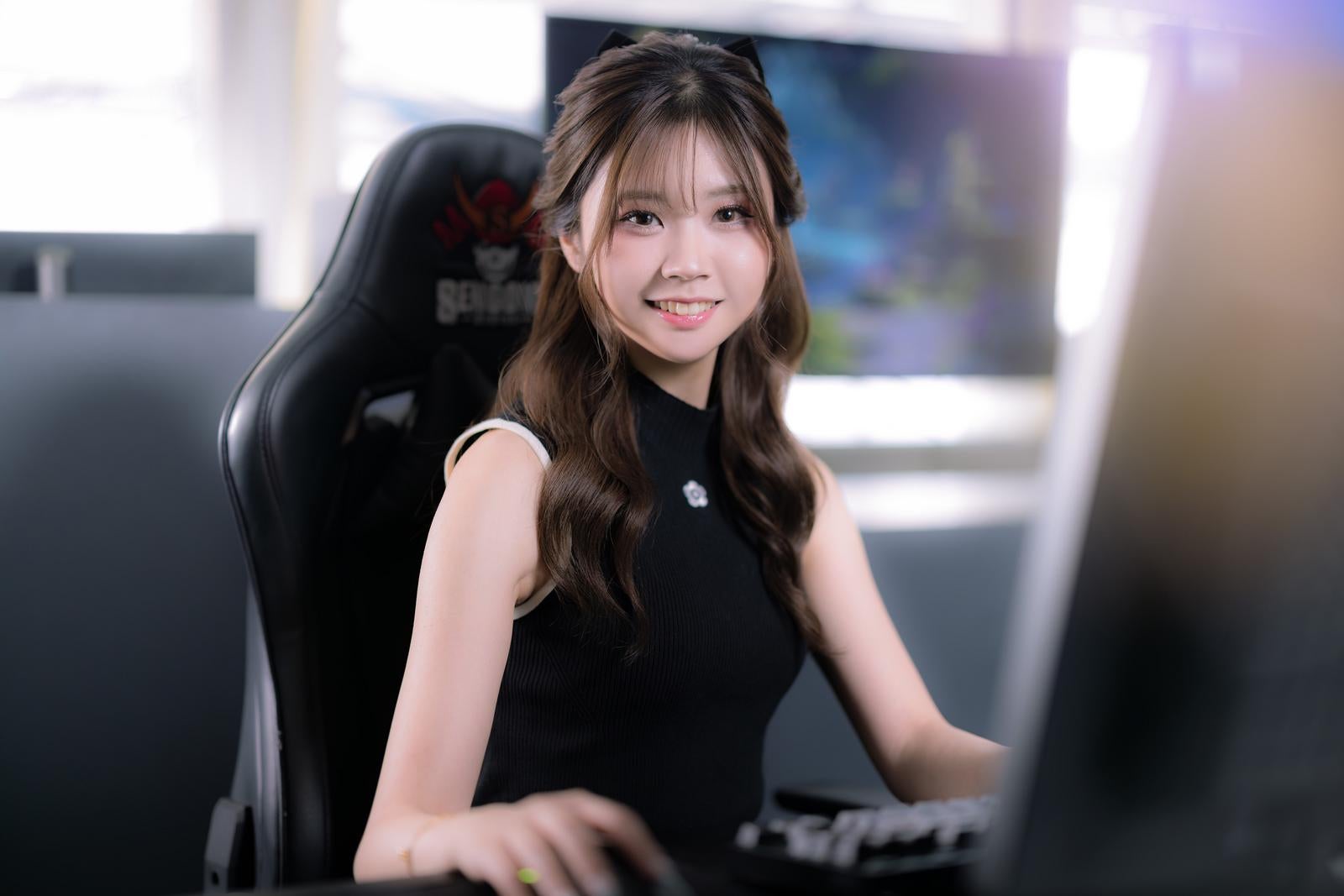 「ゲーム配信をする女性YouTuber」の写真［モデル：れいか氏］