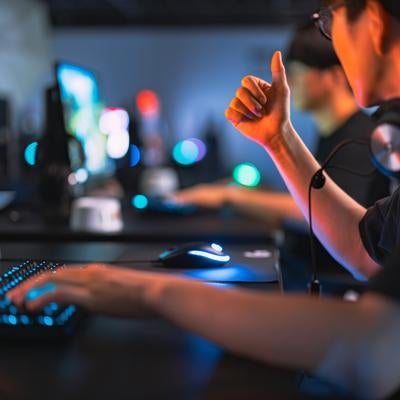 試合に勝利するeスポーツチームの写真