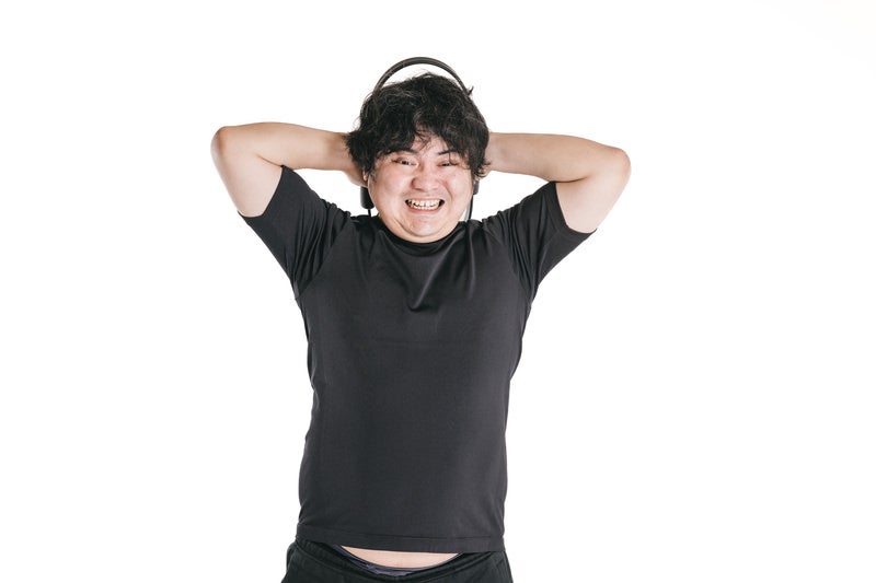 頭の後ろでプッシュする男性の写真