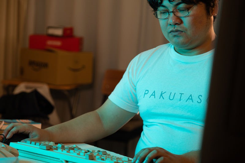 勝てないのはキーボードのせいだと思いこむゲーマーの写真