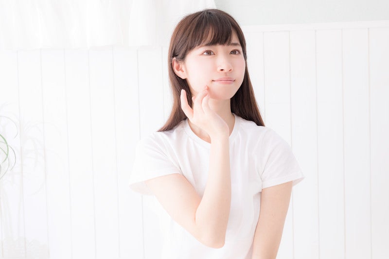 肌の弾力を指で感じるスキンケア中の女性の写真