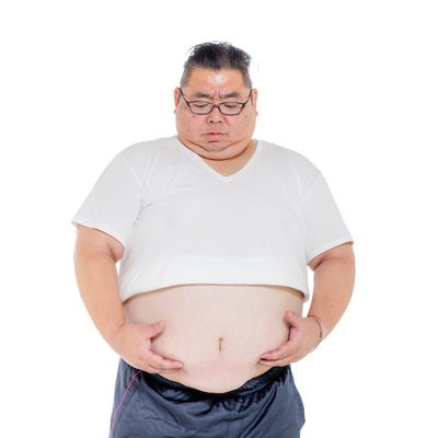 膨よかなお腹を抱える男性の写真