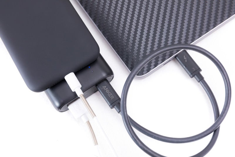 モバイルバッテリーからMacBookを充電の写真