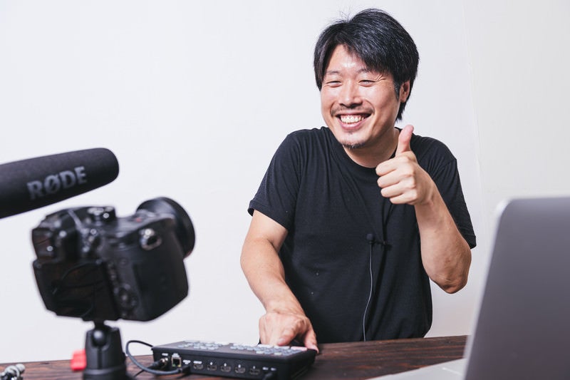 スイッチャーを使ってカメラを切り替えるYouTuberの写真
