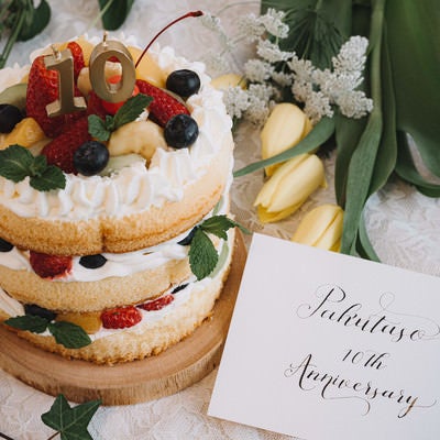 「Pakutaso 10th Anniversary」と書かれたメッセージカードとケーキの写真