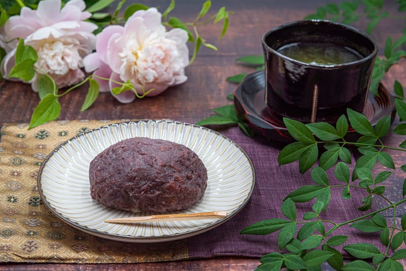 飾られたおはぎとお茶のスイーツの写真