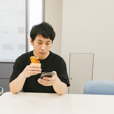 フライドチキン購入後に割引クーポンを見つけた男性の写真