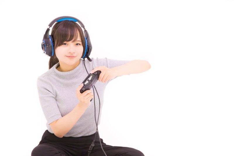 レース系ゲームをプレイする女子の写真