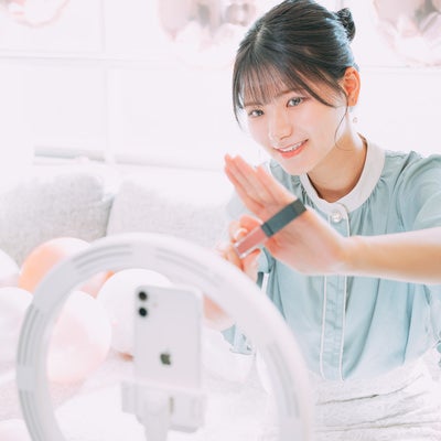使ってるコスメグッズを紹介するライバーの写真