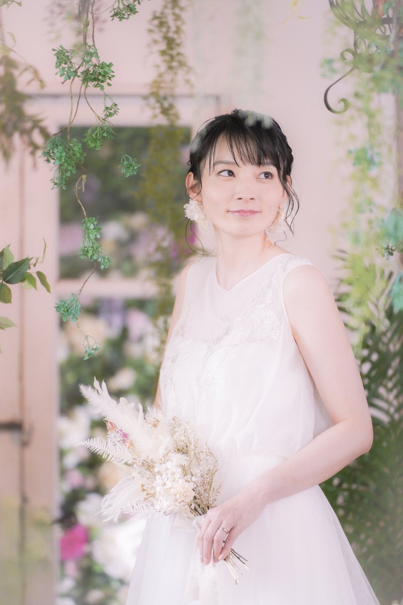 「ウェディングドレス姿の女性」の写真［モデル：たけべともこ］