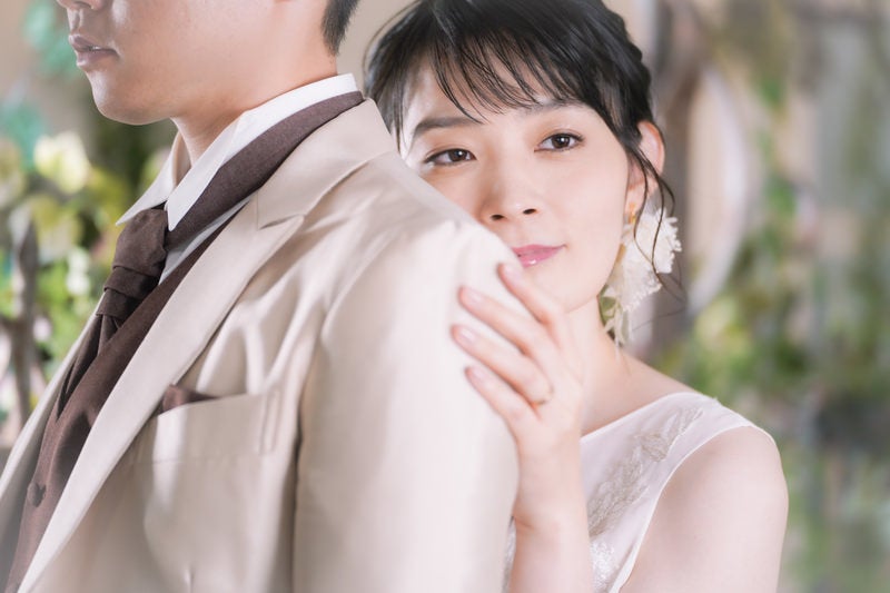 彼の肩により掛かる奥様の写真