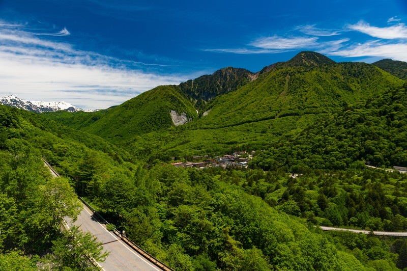 夏の平湯温泉全景の写真