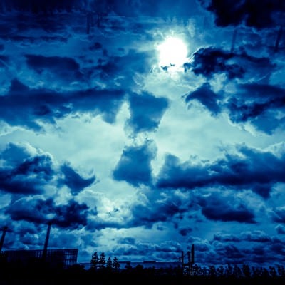 雲から太陽の写真