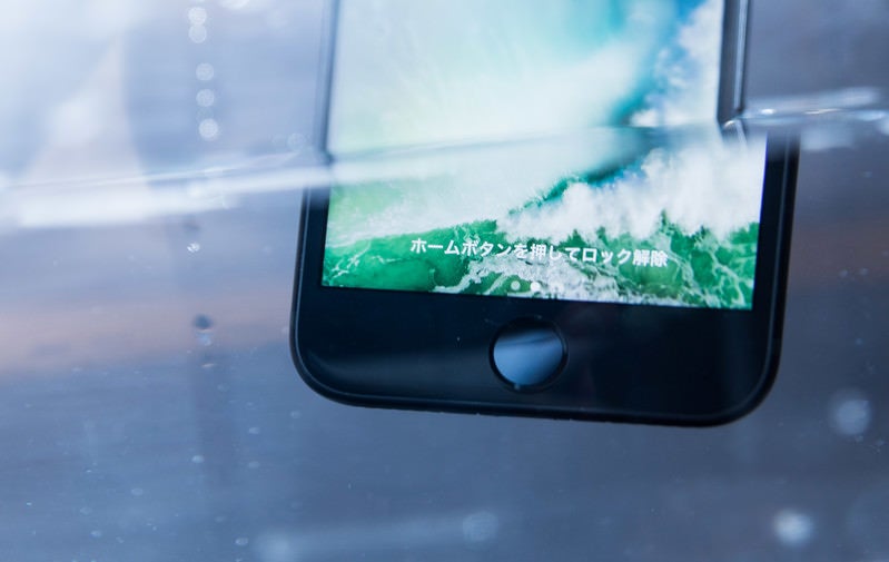 水没するスマホの写真