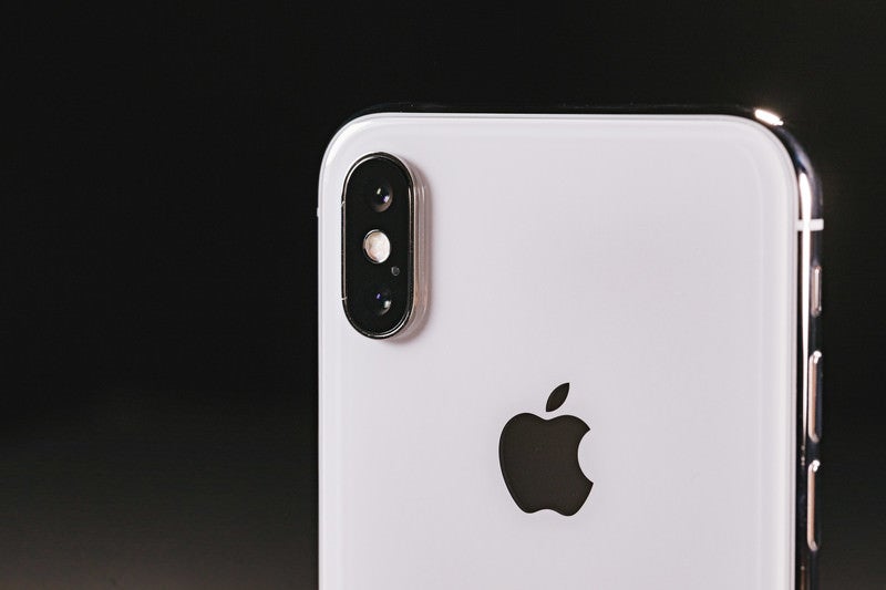 望遠と広角がついたデュアルレンズのスマートフォンの写真