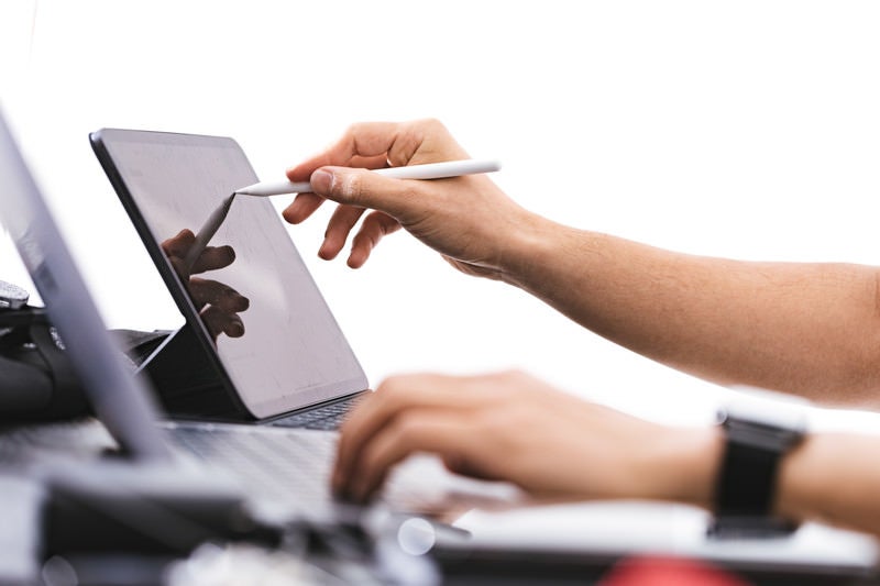 iPad に apple pencil でメモするブロガーの手元の写真
