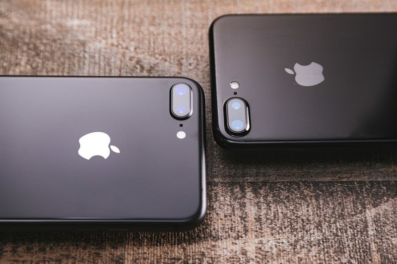 新旧iPhoneのデュアルレンズの写真
