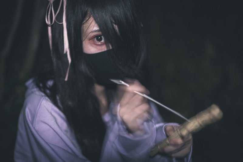 藁人形をチクチクチクチクの写真