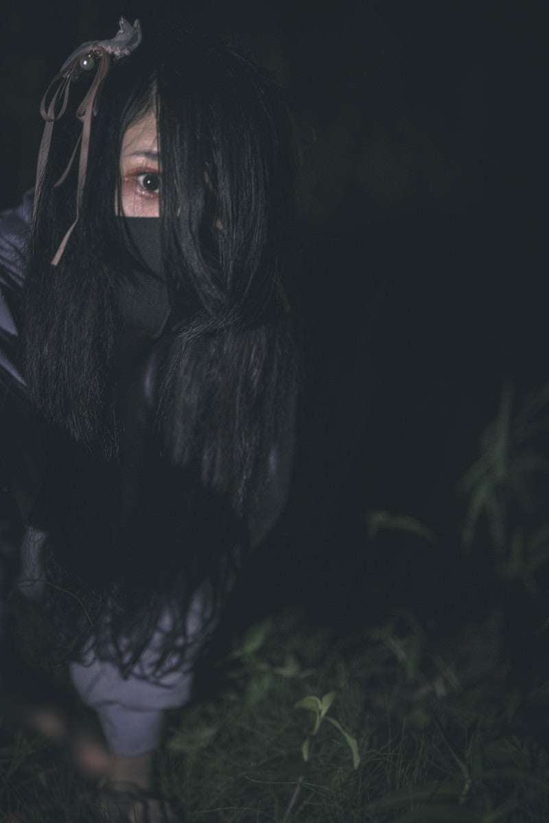 山中で自撮りする地雷系女子の写真