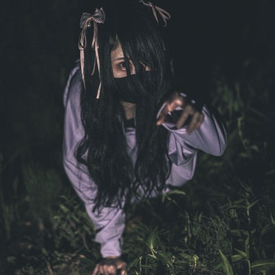 這いつくばる地雷系女子の怨霊の写真