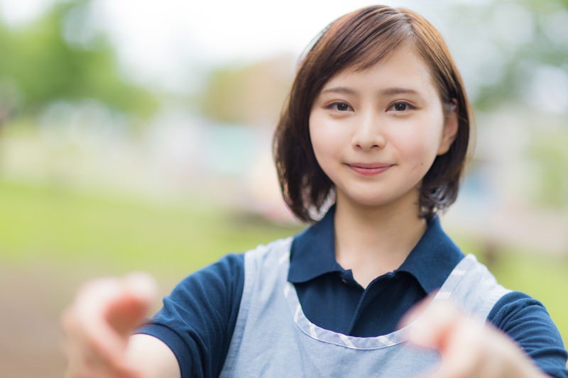 両手を差し伸べる介護士の女性の写真