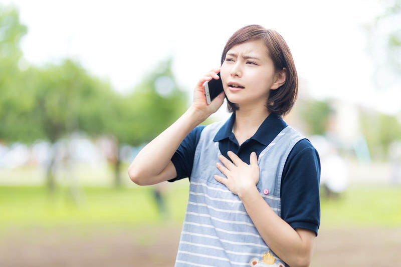 心配事が解消してホッとする介護士の女性の写真
