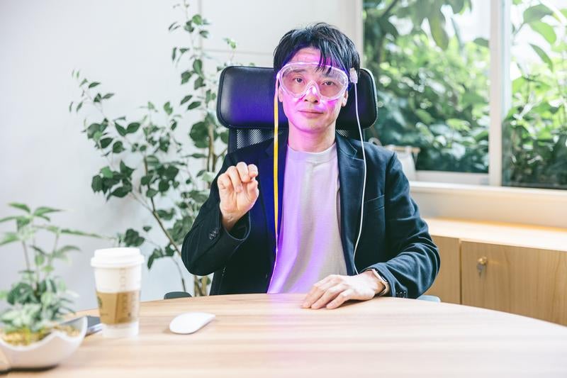 ARの世界に没頭して、話しかけても無言の社長の写真