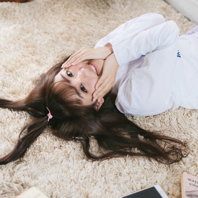 髪の毛でハートのかたちをつくる女子の写真