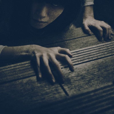 階段に爪を立ててこちらを睨みつける女性の写真