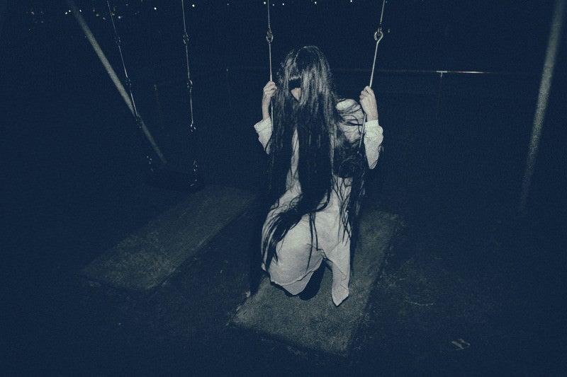 ブランコに揺られるSADAKOの写真