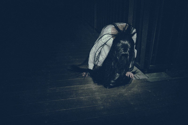 気分が悪くうずくまる女性（？）の写真