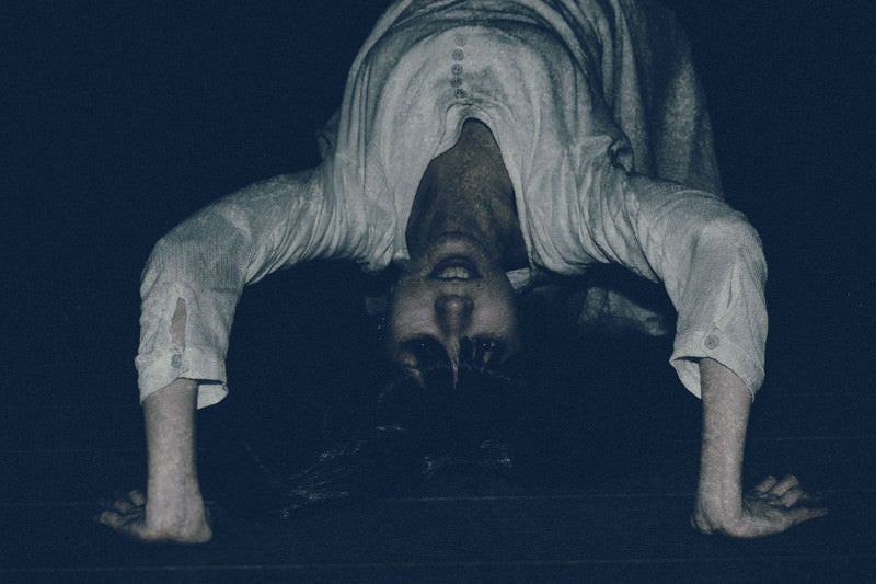 ブリッジしながら怨めしい顔で追いかけてくる女性の写真