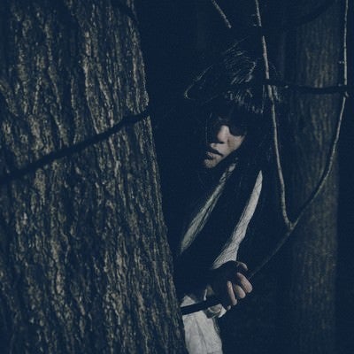 物陰からじっと見つめてくるの写真