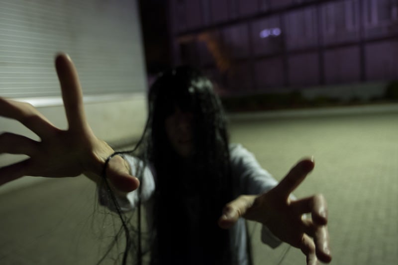 怨めしそうな表情で掴みかかろうとする彼女の写真