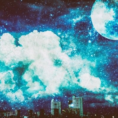 都会の夜に浮かぶ満月の写真