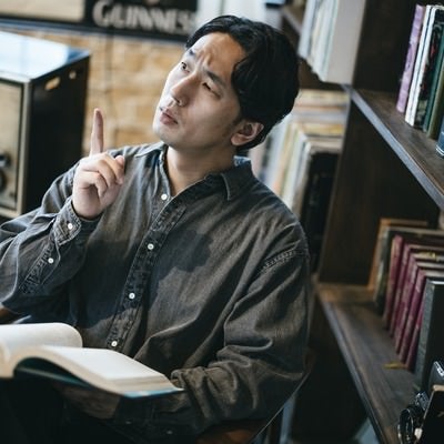 書斎で何かを思いつく男性の写真