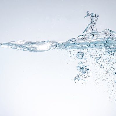 勢いよく注がれた水の写真