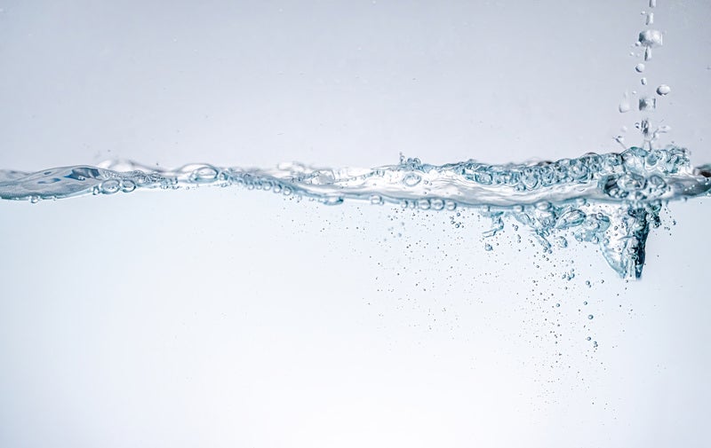ジョボボと水槽に注がれる水の写真