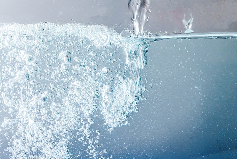 ドバドバお水を注ぐ側面の写真