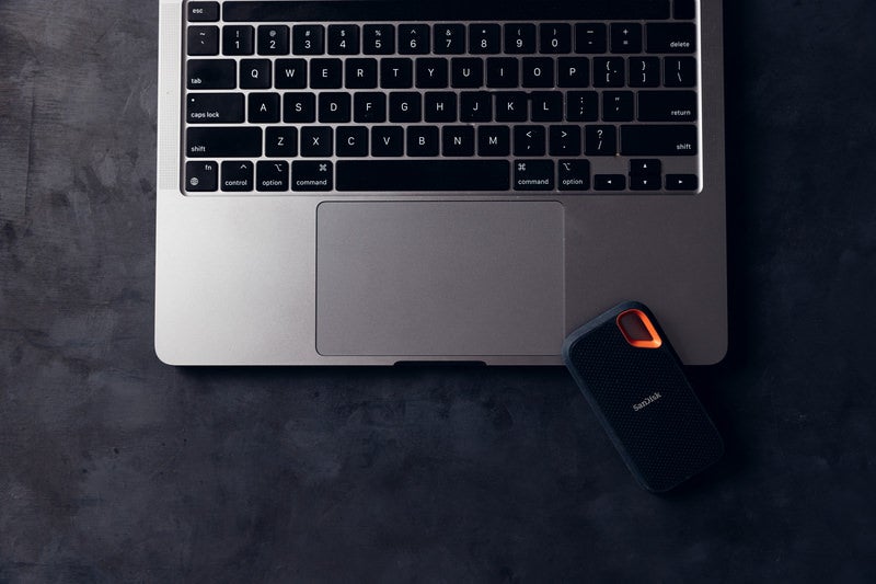 MacBookと外付けストレージの写真