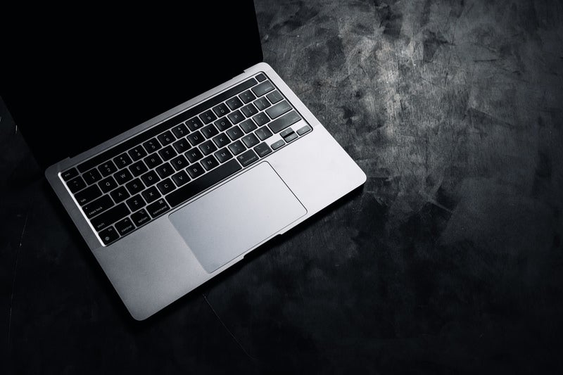 照明が当てられたノート型PCの写真