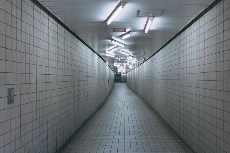 散らばる蛍光灯と不思議な地下通路（清澄白河）の写真