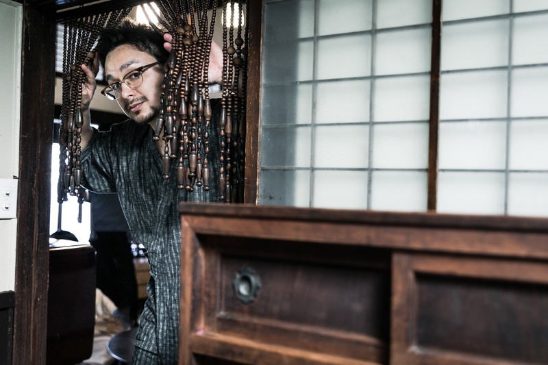 小民家の台所から出てきた外国人の写真