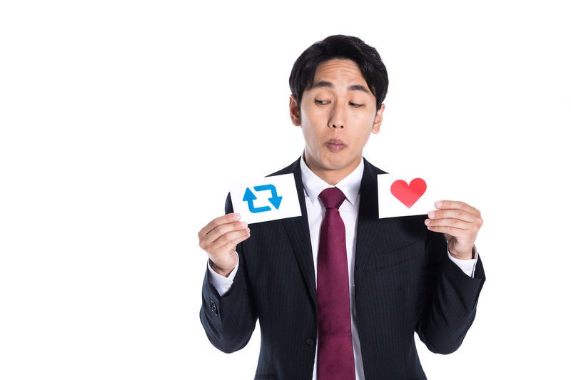 SNSのコミニケーションが苦手な会社員の写真
